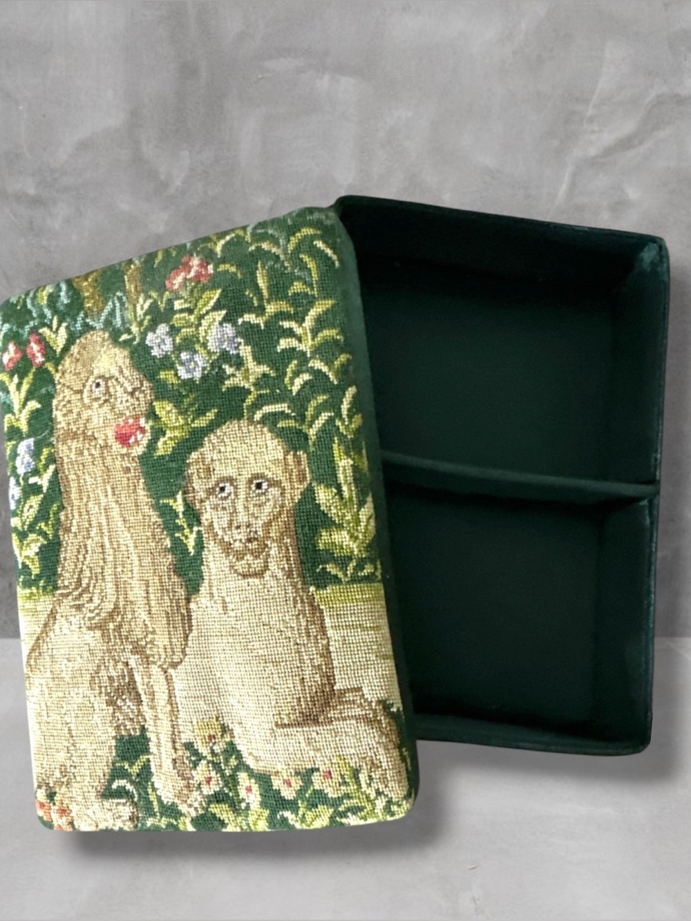 VTG THE LADY & THE UNICORN NEEDLEPOINT TAPESTRY TRINKET Box